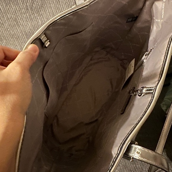 Brand new with tag Michael kors tote. - Picture 4 of 5